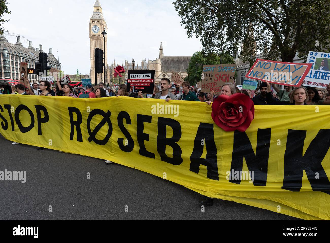 London, Großbritannien. 30. September 2023. Fossil Free London-Aktivisten protestieren gegen die geplante Ausbeutung des Ölfeldes Rosebank vor der schottischen Küste. Rosebank ist das größte unerschlossene Ölfeld in den Gewässern des Vereinigten Königreichs und wird von Equinor, einem norwegischen Staatsunternehmen, genutzt. Ministerpräsident Rishi Sunak erklärte, er wolle die Ölförderung „maximal“ ausschöpfen, während Kritiker sagen, dass Rosebank zur weiteren globalen Erwärmung beitragen wird, Meeresökosysteme bedrohen und nichts tun wird, um hohe Energiepreise zu senken. Quelle: Ron Fassbender/Alamy Live News Stockfoto