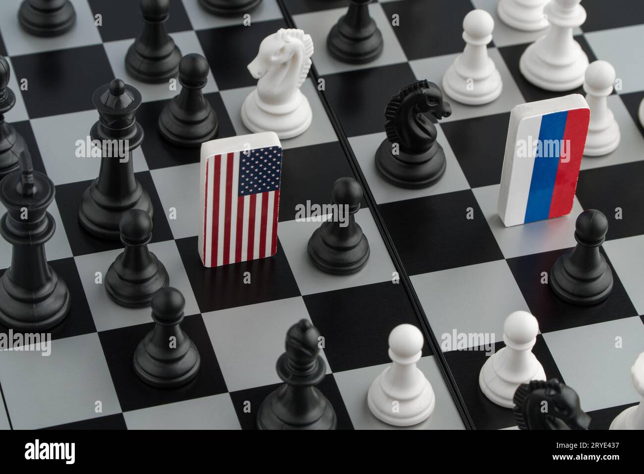 Schachbrett mit Länderflaggen Stockfoto