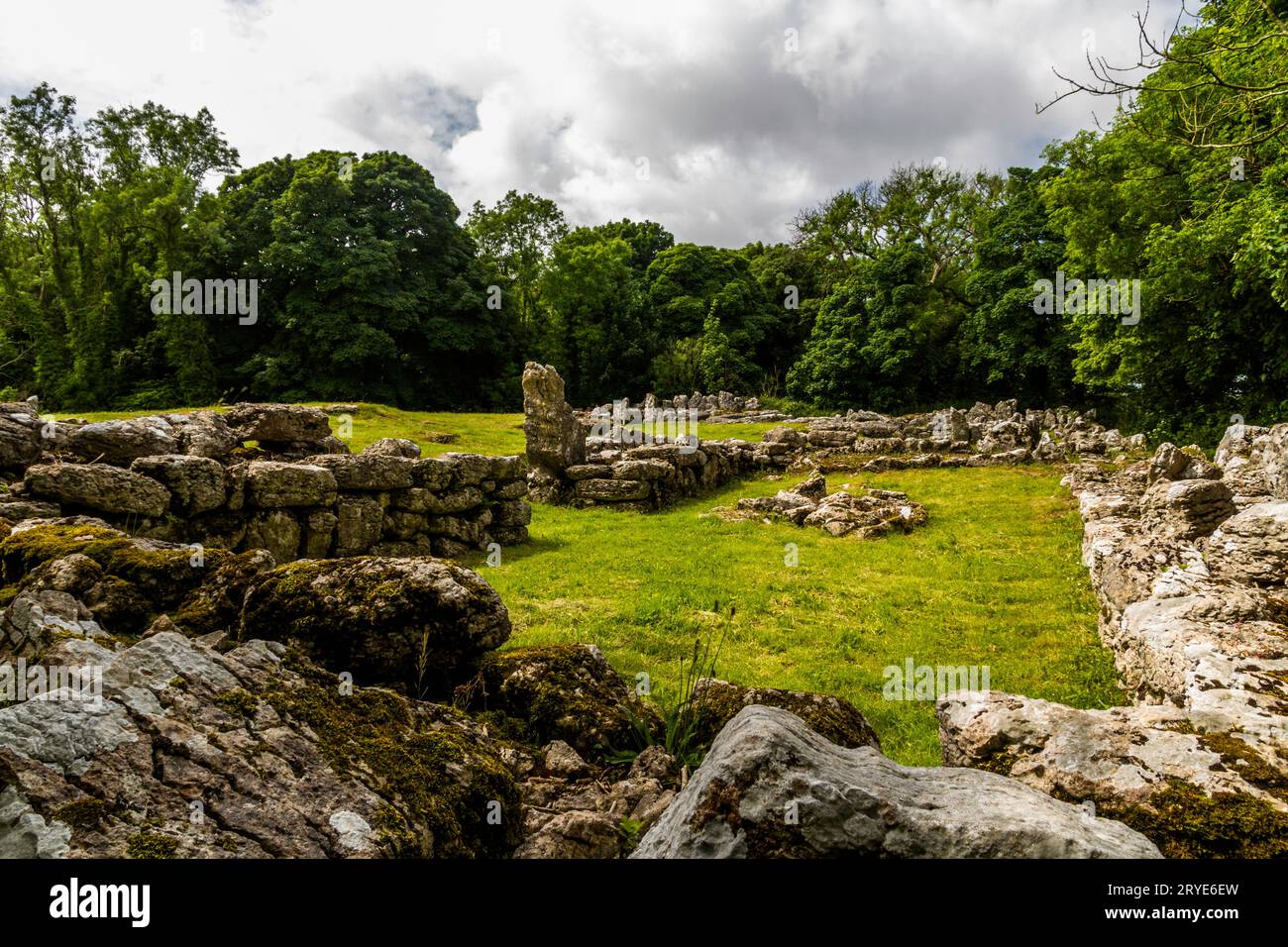 Überreste des alten Dorfes DIN Lligwy oder DIN Llugwy in der Nähe von Moelfre, Anglesey, Nordwales, Vereinigtes Königreich, Querformat. Stockfoto