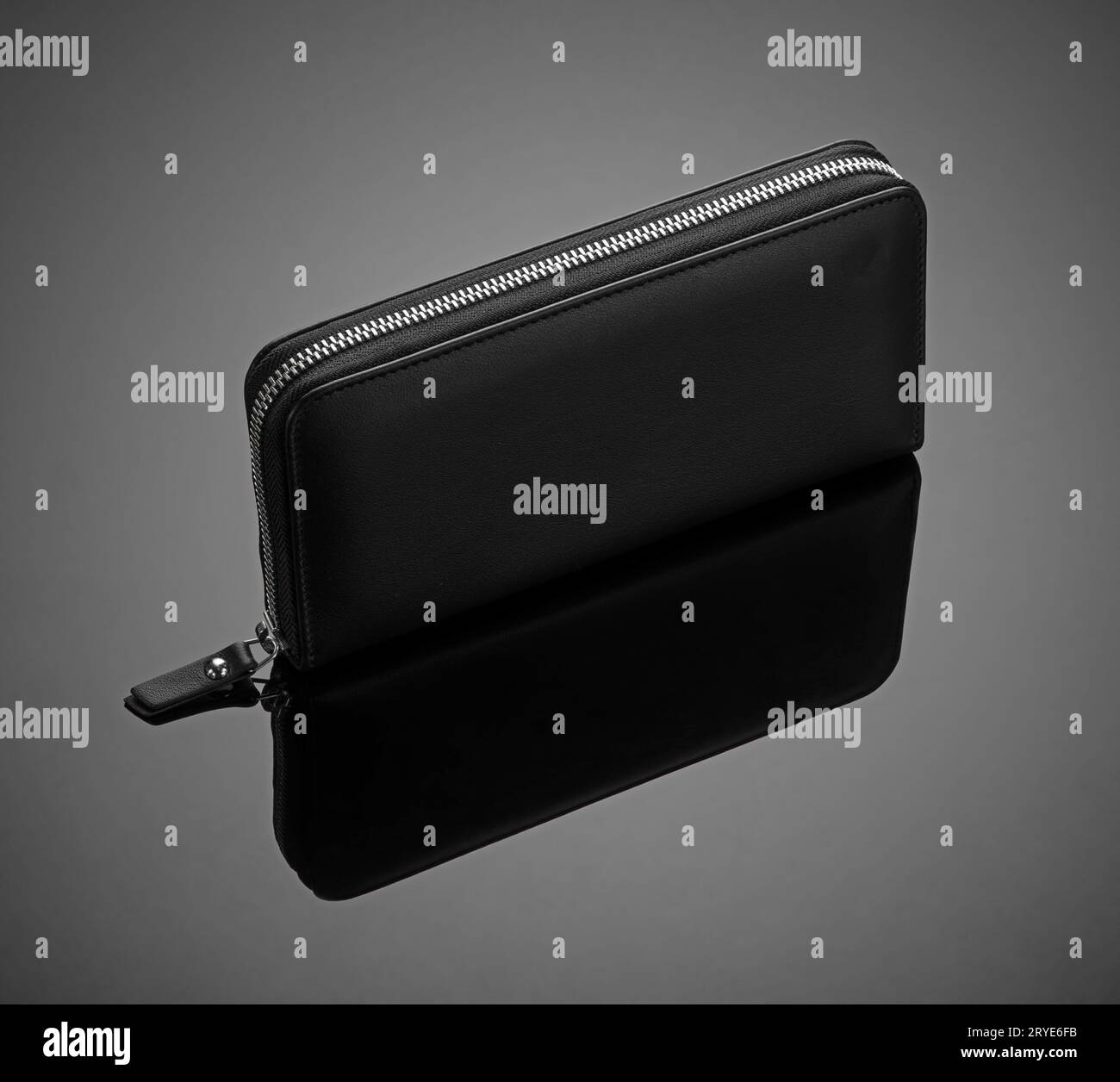 Herrenbrieftasche auf schwarzem Hintergrund Stockfoto