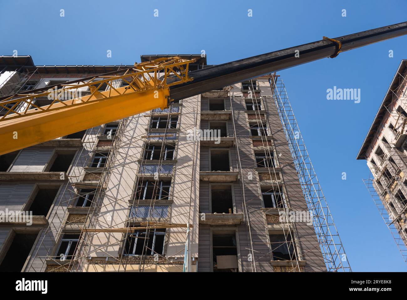 Baumaschinen und Gebäude Stockfoto