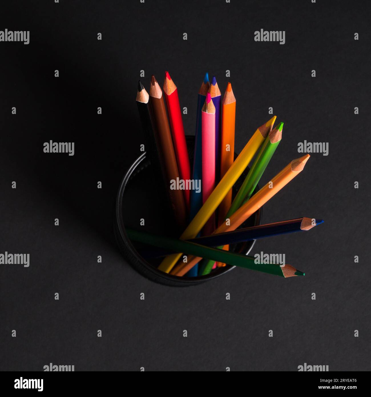 Bleistifte auf schwarzem Hintergrund Stockfoto