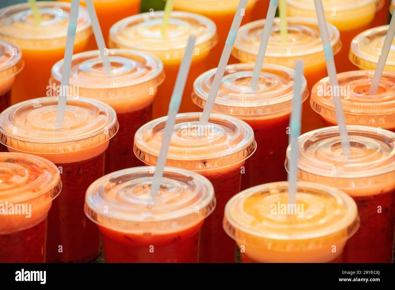 Viele Plastikgläser mit frischen Säften und Smoothies Stockfoto