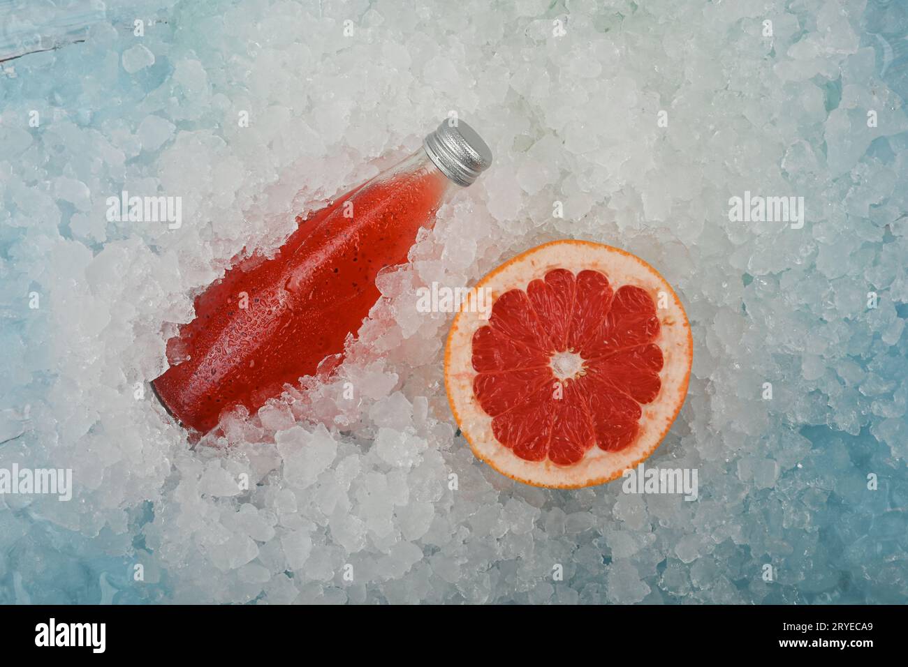 Flasche Red Grapefruit Drink auf Eis Stockfoto