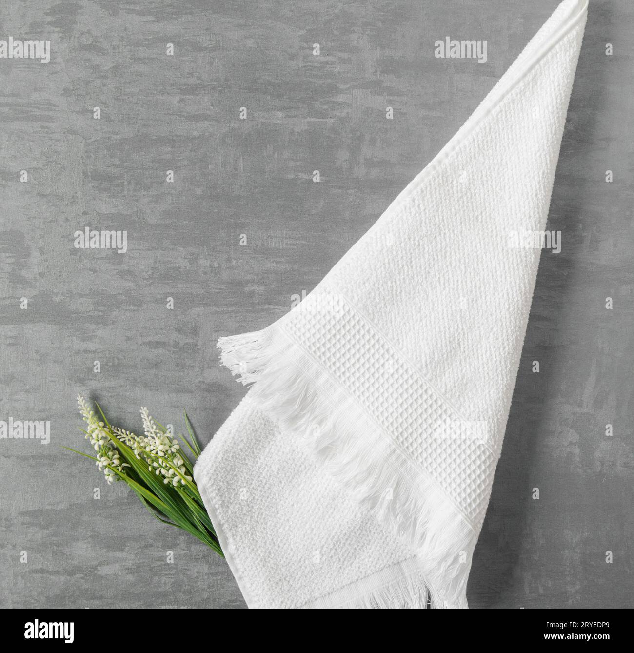 Ein Handtuch auf grauem Hintergrund Stockfoto