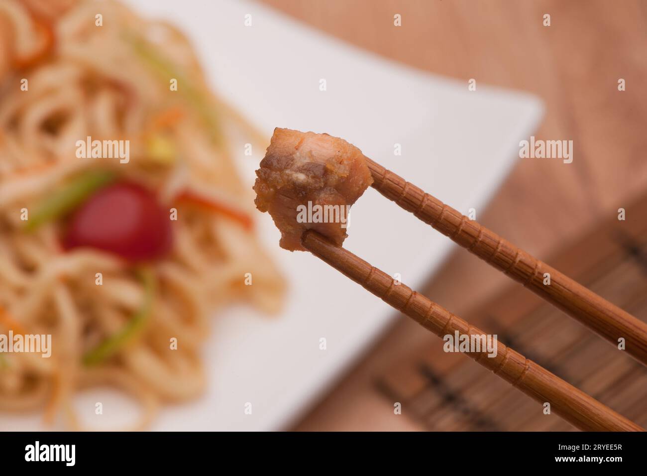 Essstäbchen mit Fleisch Stockfoto