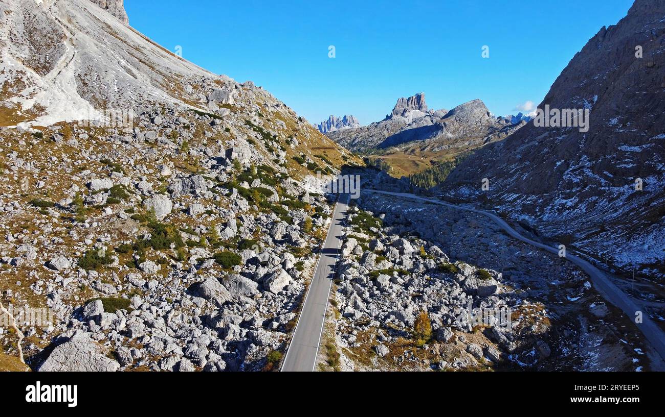 Luftaufnahme mit Straßendrohne vom Valparola Pass in Südtirol, Italien Stockfoto