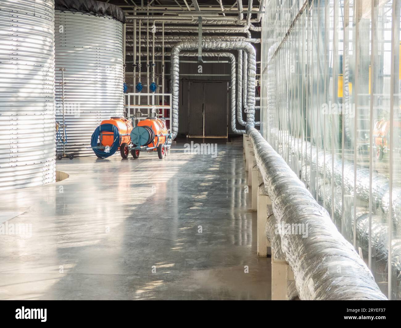 Industrierohre und Motor Stockfoto