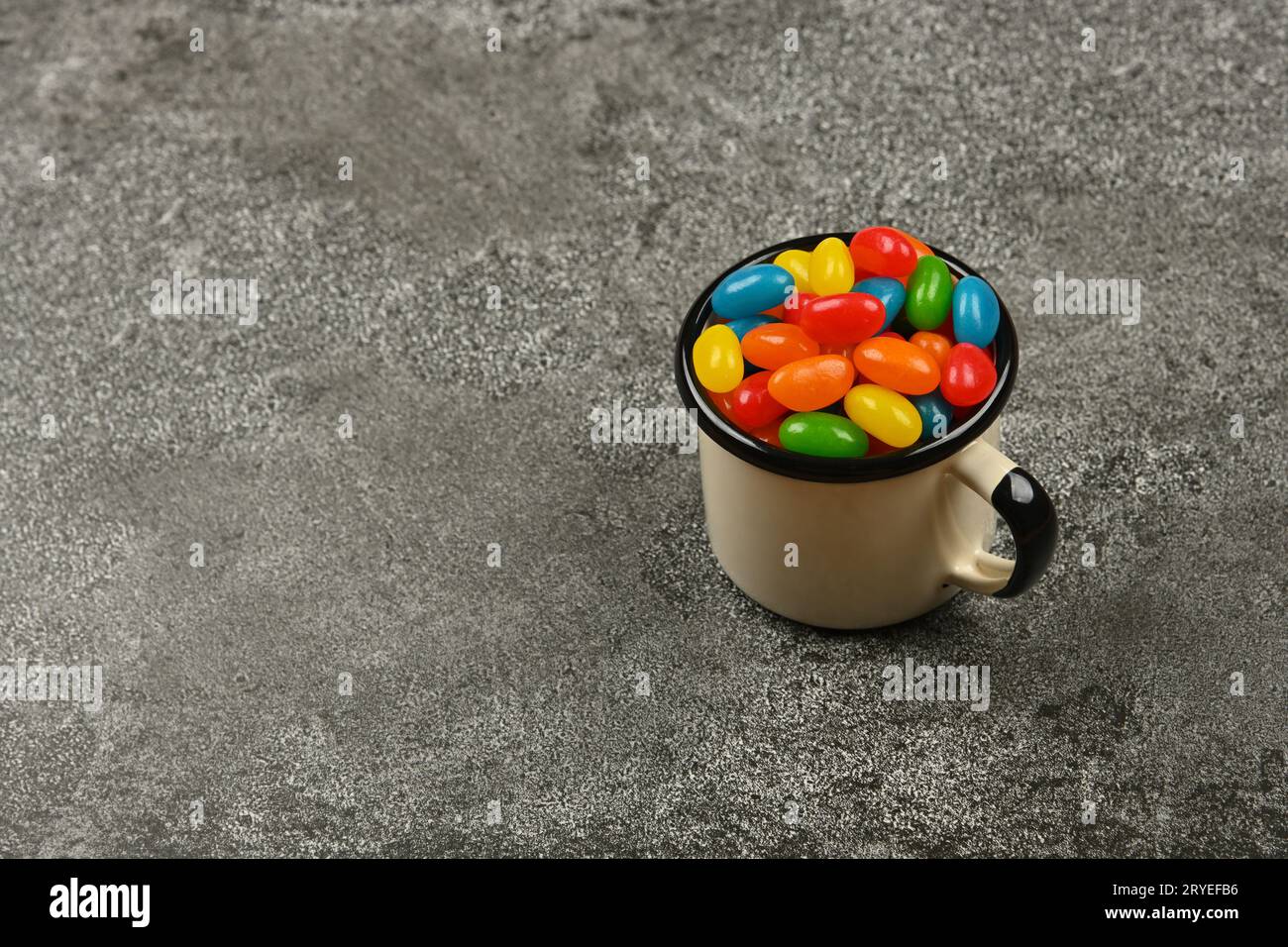 Mehrfarbige Jelly Beans in Becher auf dem Tisch Stockfoto