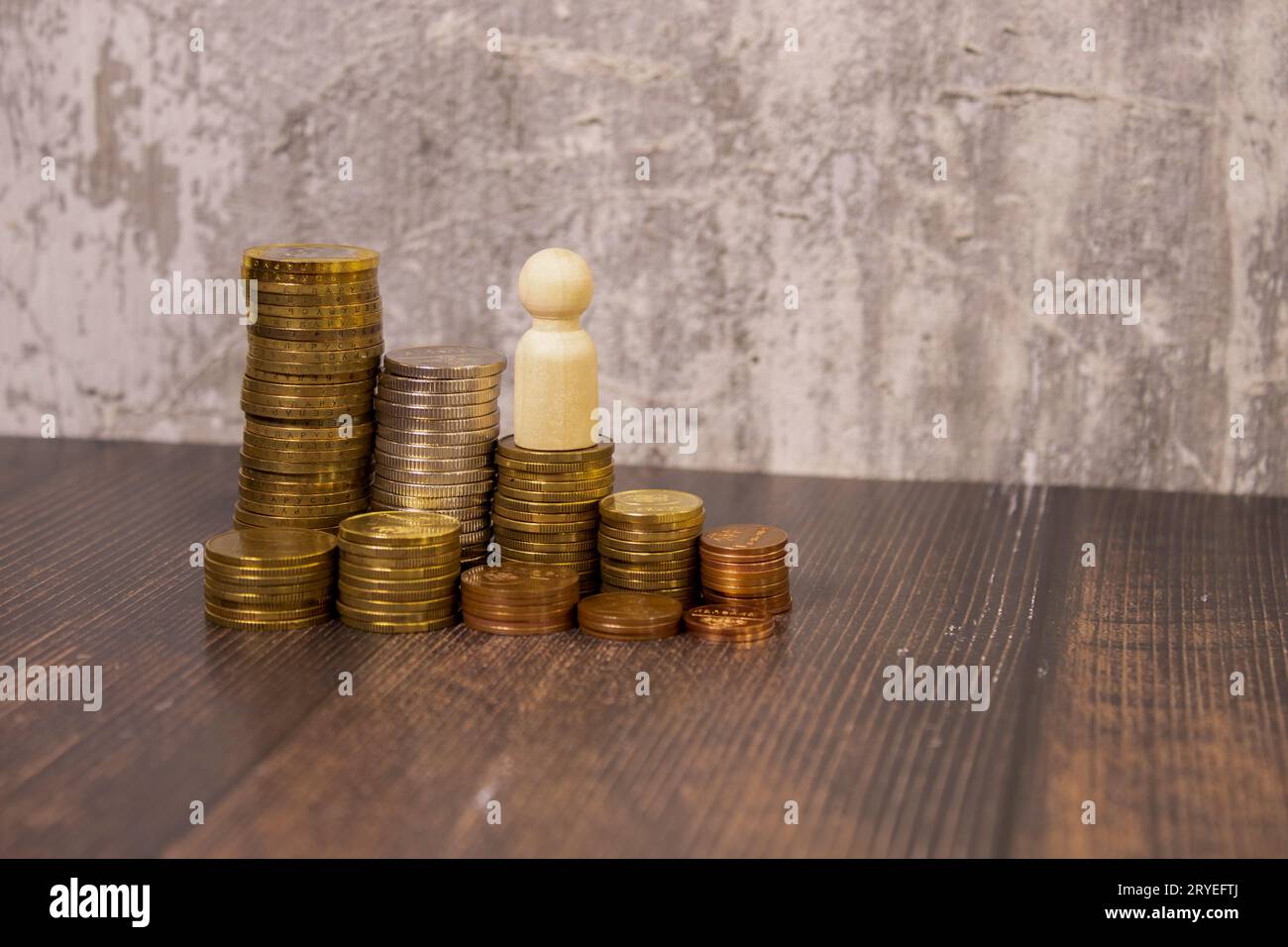 Miniatur-Menschen-Spielzeug-Figuren-Fotografie. Einkommens- und Gehaltswachstum. Ein männlicher Arbeiter, der über dem Treppenhaufen sitzt. Bildfoto Stockfoto