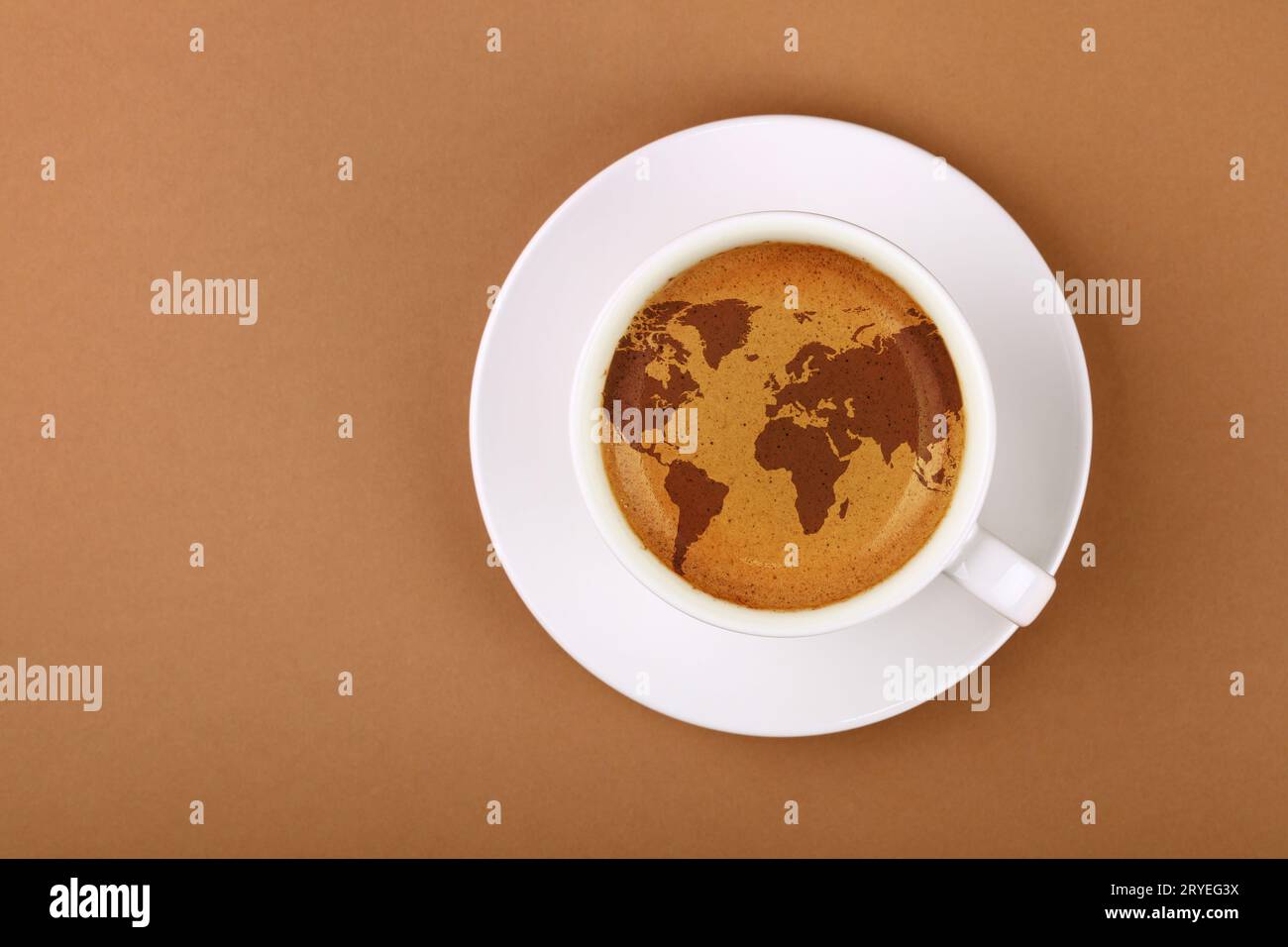 Espresso-Kaffeetasse mit Weltkarte auf dem Tisch Stockfoto