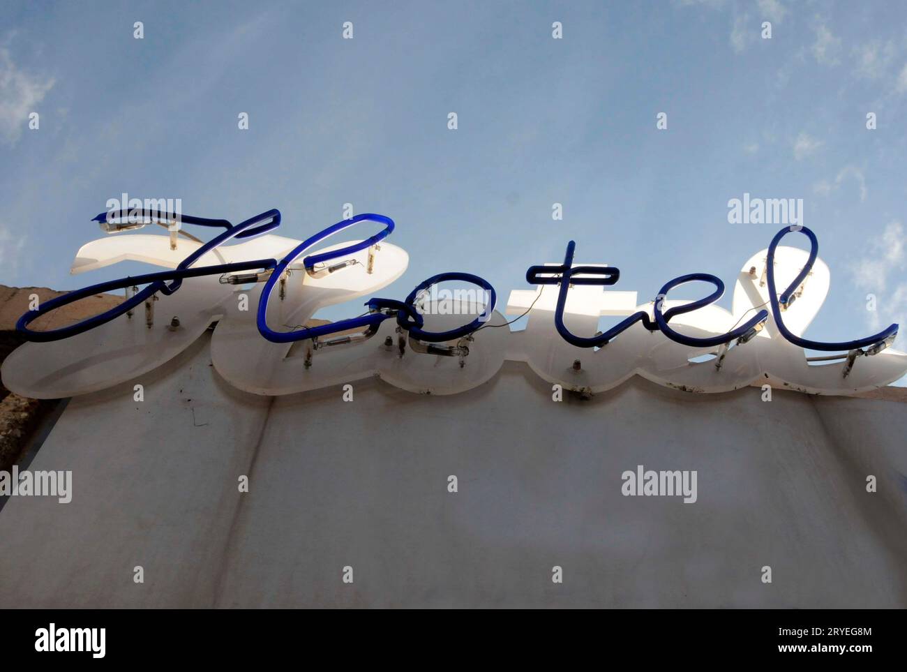 Hotelschild an der Wand mit blauem Himmel Stockfoto