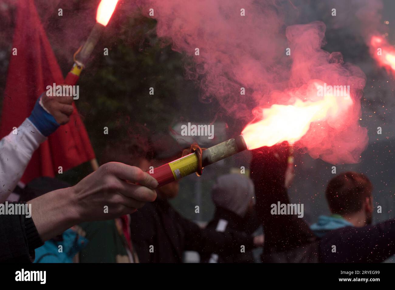 Bengalische Lichter bei der Protestkundgebung Stockfoto