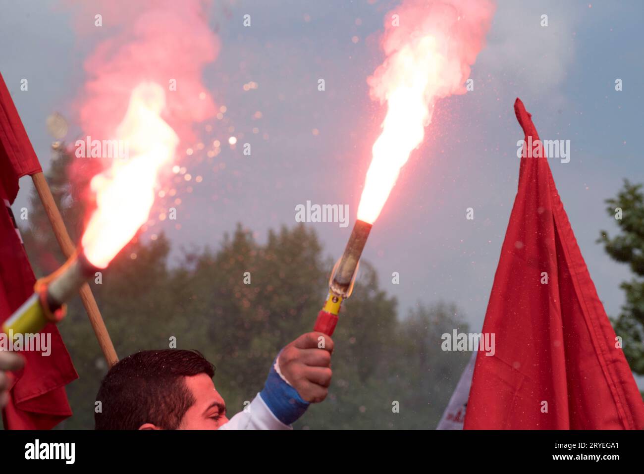 Bengalische Lichter bei der Protestkundgebung Stockfoto