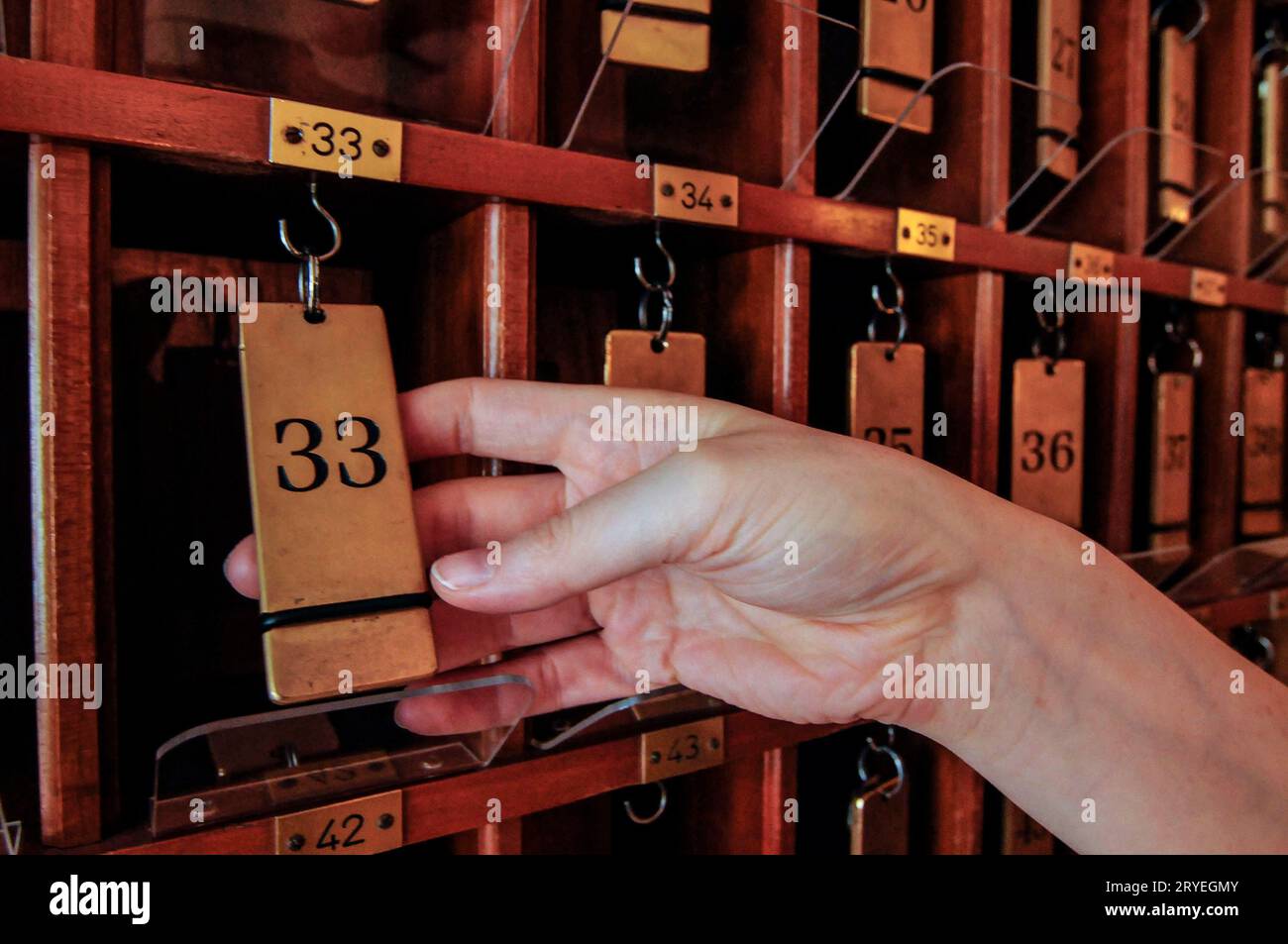 Hotelzimmerschlüssel mit Nummern Stockfoto