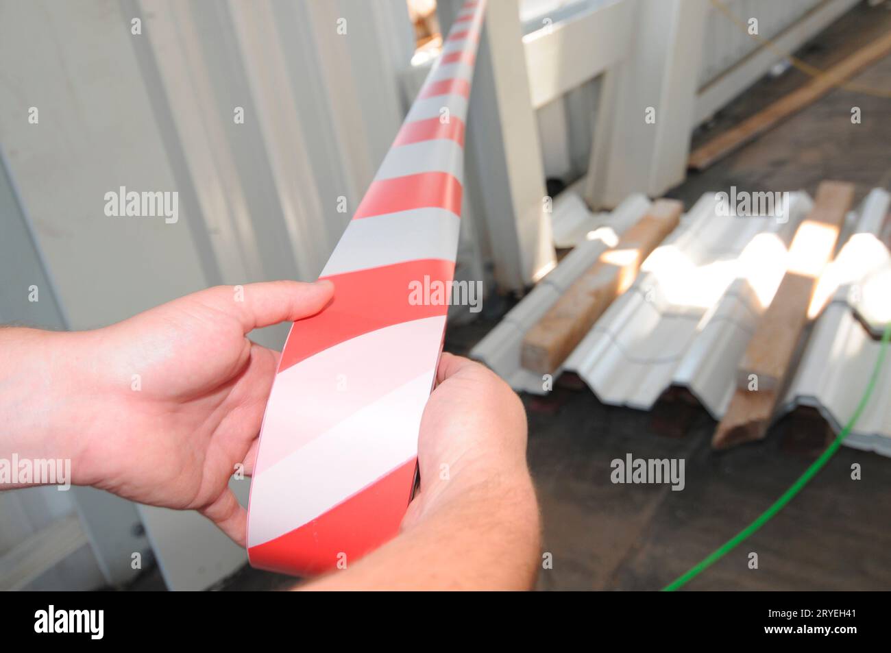 Rot-weiß gestreiftes Sperrband Stockfoto