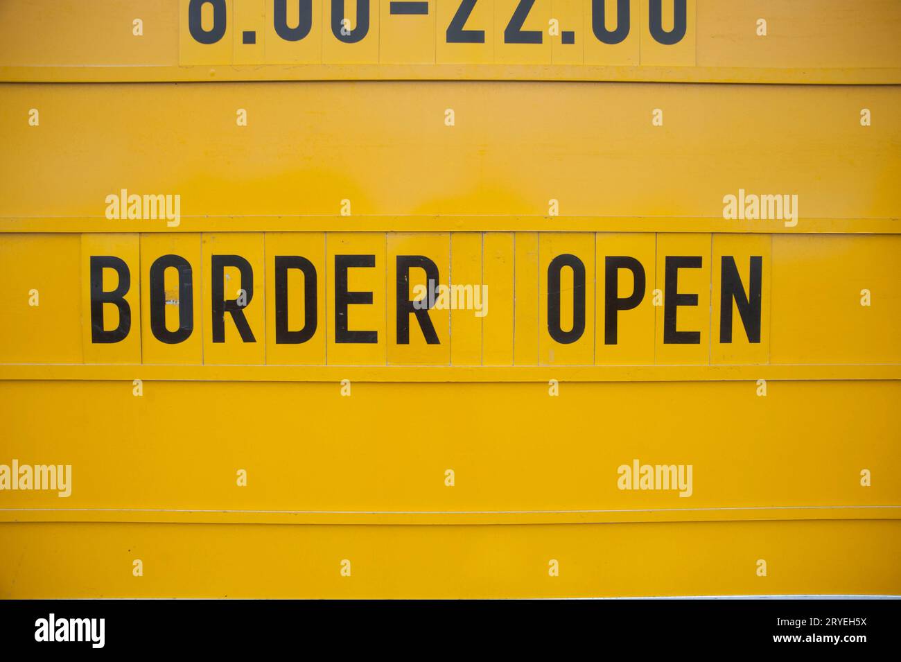 Gelbes Schild mit offener Grenze, EU Stockfoto