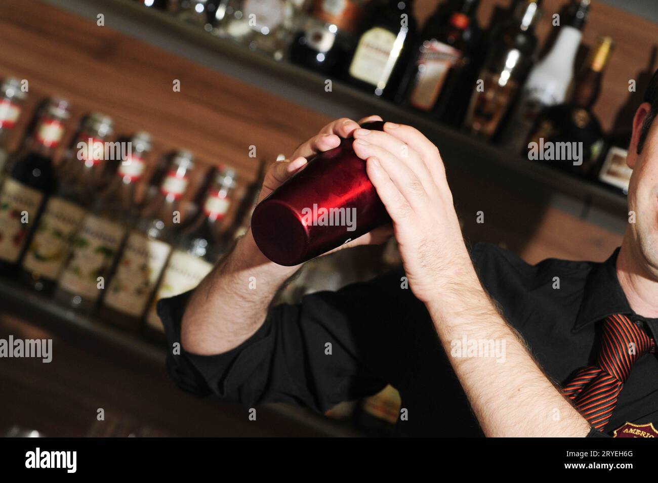 Der Barkeeper mischt Getränke in einer Bar zusammen Stockfoto