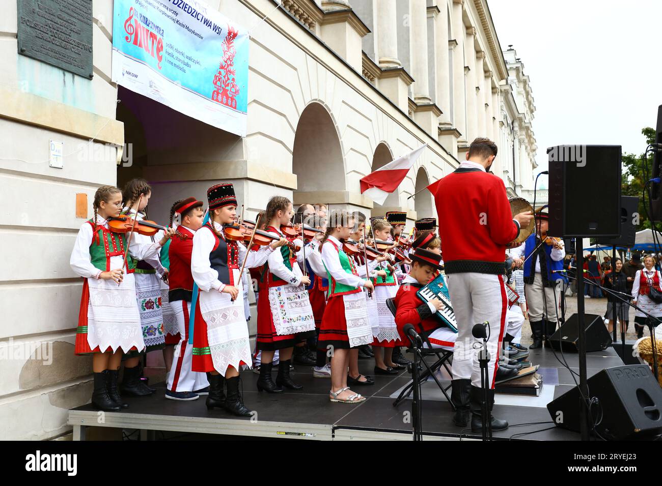 Warschau, Polen. September 2023 30. National Institute of the Culture and Heritage of the Village präsentiert das Brotfest. Ländliche Küche und Musik werden in der Altstadt von Warschau geboten. (Foto: Jakob Ratz/Pacific Press) Credit: Pacific Press Media Production Corp./Alamy Live News Stockfoto