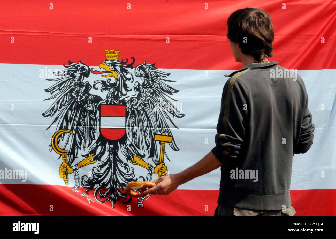Mann, der vor der österreichischen Flagge steht Stockfoto