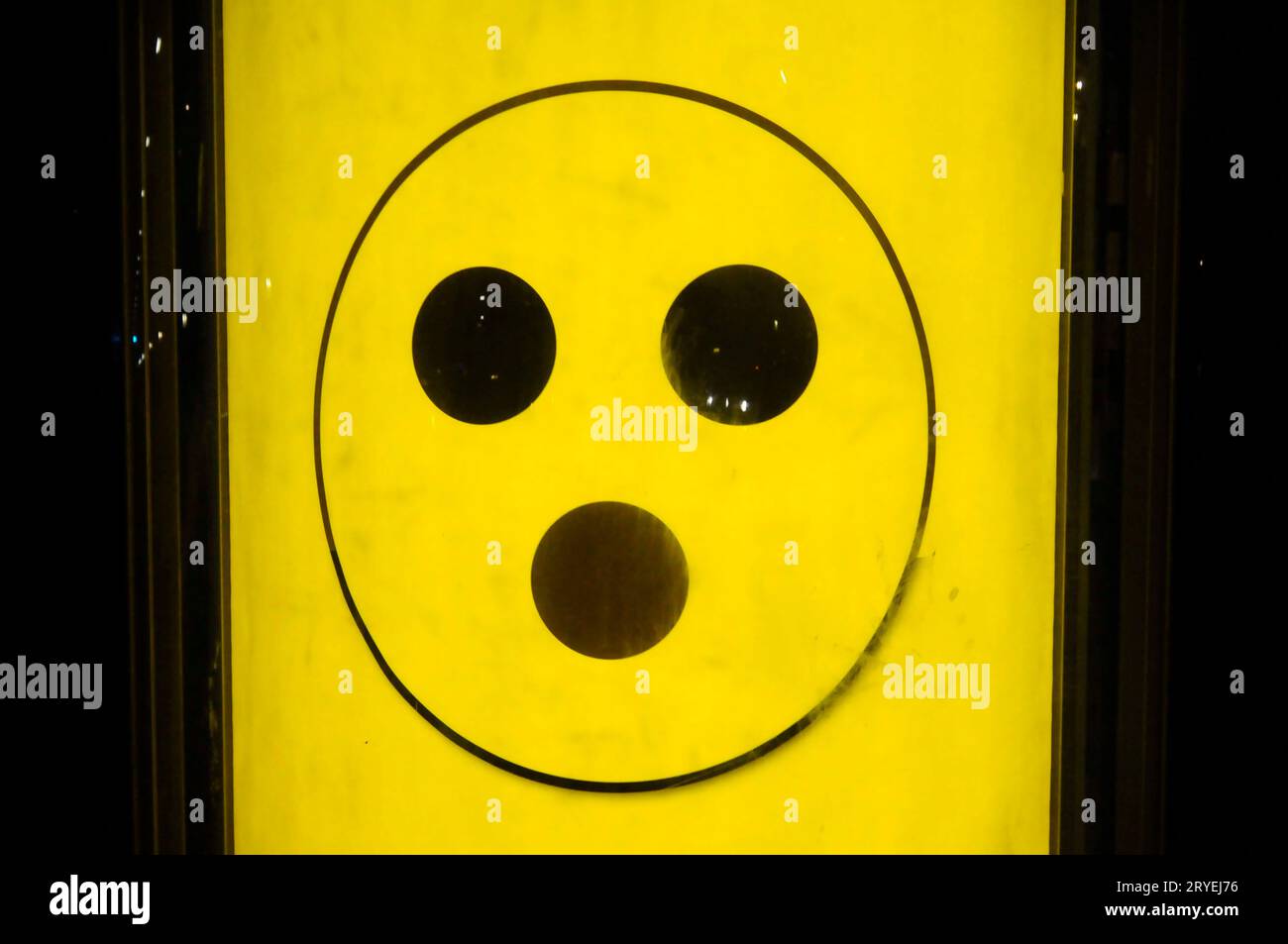 Symbol für gelbe Blindschlaufe mit drei schwarzen Punkten Stockfoto