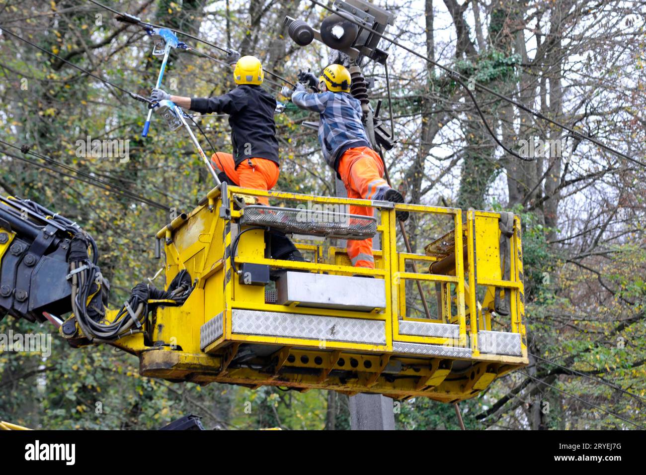 Reparatur der Stromleitung an der Bahn Stockfoto