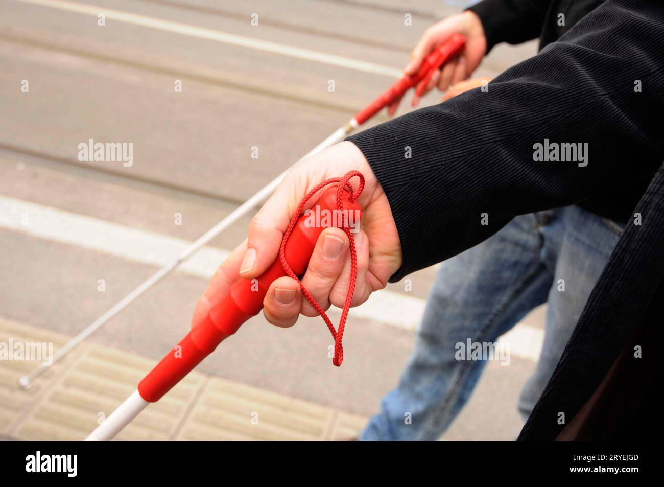 Leute, die mit weißen Stangen laufen Stockfoto