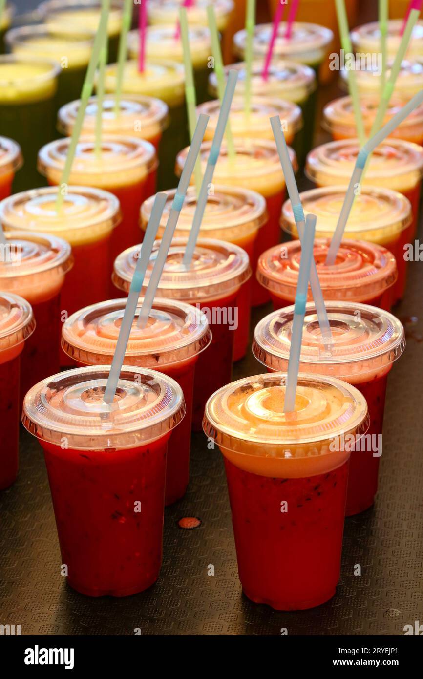 Viele Plastikgläser mit frischen Säften und Smoothies Stockfoto