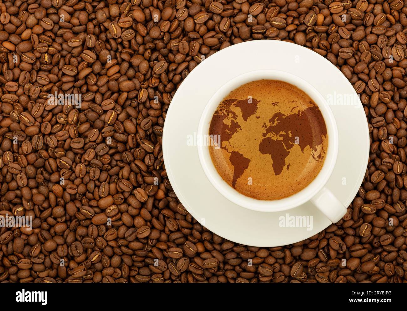 Espresso-Tasse mit Weltkarte auf Kaffeeschaum-Crema Stockfoto
