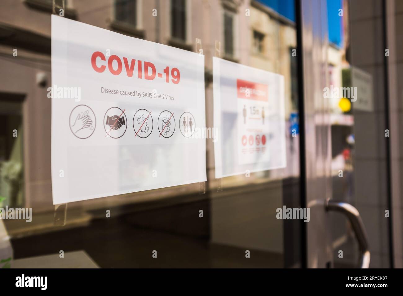 Hinweis zu COVID-19-Sicherheitsmaßnahmen am Lagerfenster Stockfoto