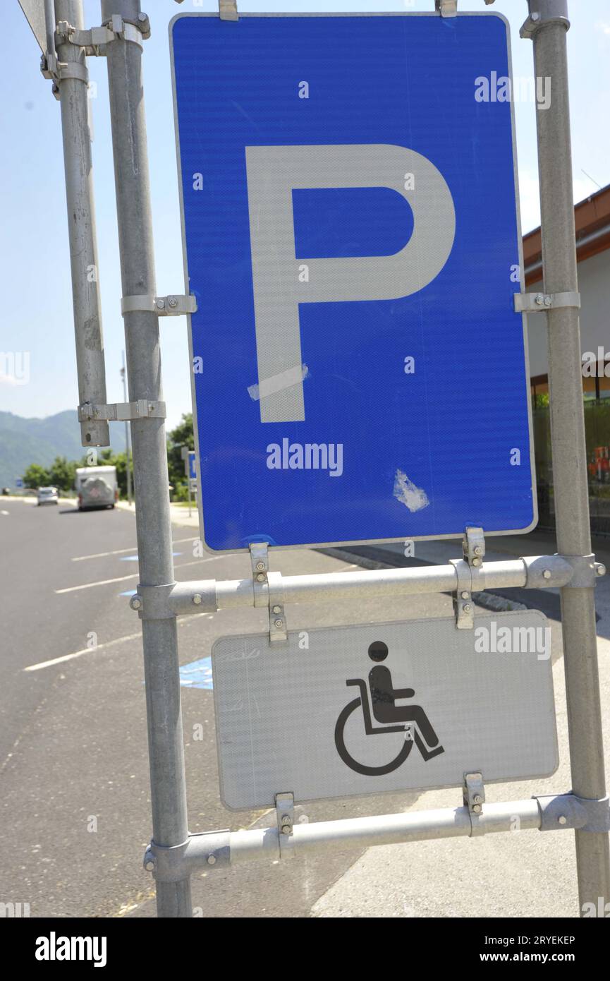 Behindertenparkplatz Straßenschild Stockfoto