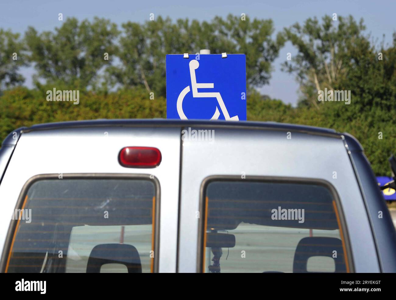 Behindertenparkplatz Straßenschild Stockfoto