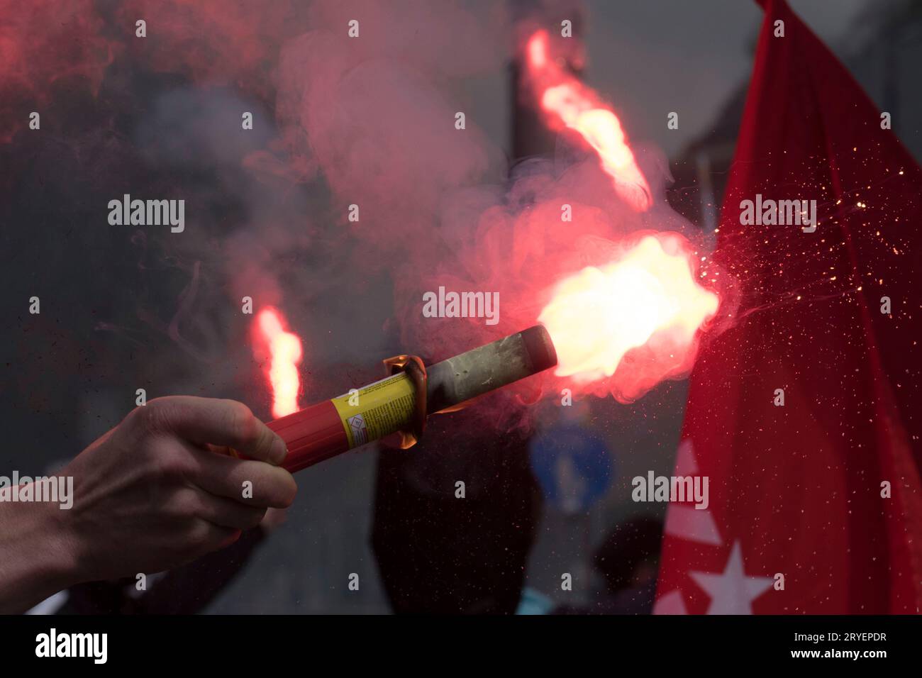 Bengalische Lichter bei der Protestkundgebung Stockfoto