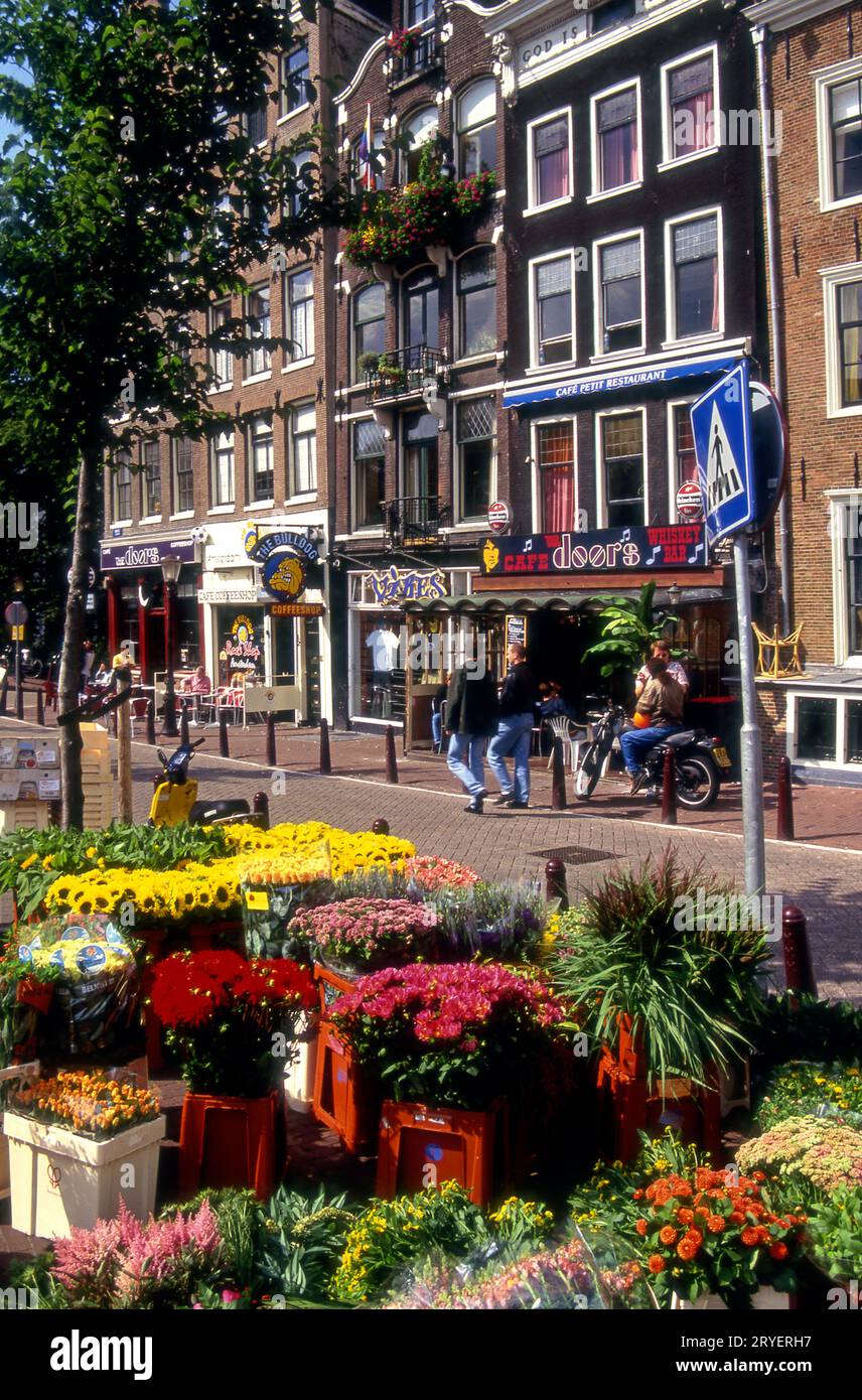 Straßenszene mit Blumenmarkt und Cafe Doors, benannt nach der klassischen Rockband in Amsterdam, Holland Stockfoto