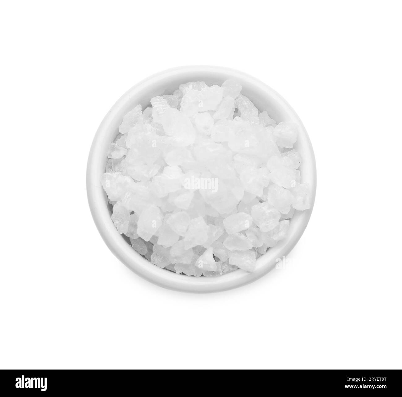 Schüssel mit natürlichem Meersalz isoliert auf weiß, Draufsicht Stockfoto