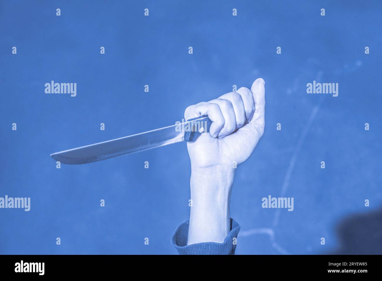 Ein Angreifer mit einem Messer Stockfoto