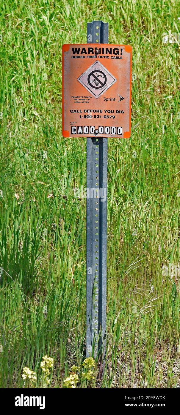 Warnung, vergrabenes Glasfaserkabel, rufen Sie an, bevor Sie das Schild in Kalifornien ausgraben Stockfoto