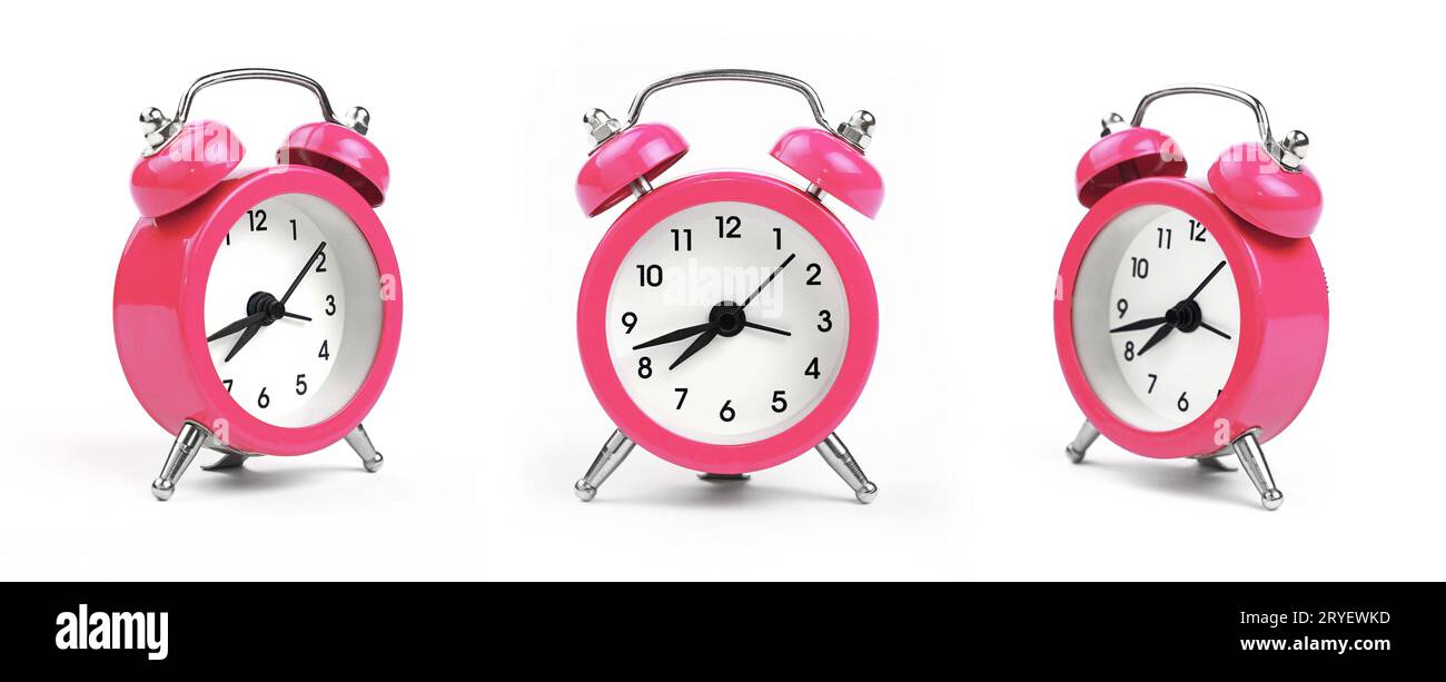 Drei rosafarbene Wecker über weiß Stockfoto