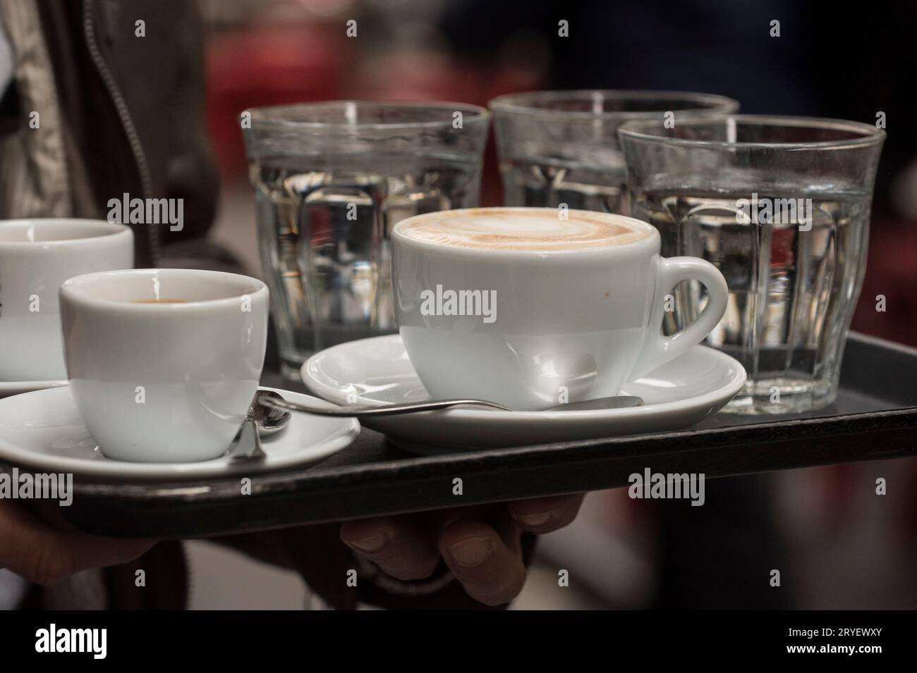 Kaffee in einem Kaffeehaus trinken Stockfoto