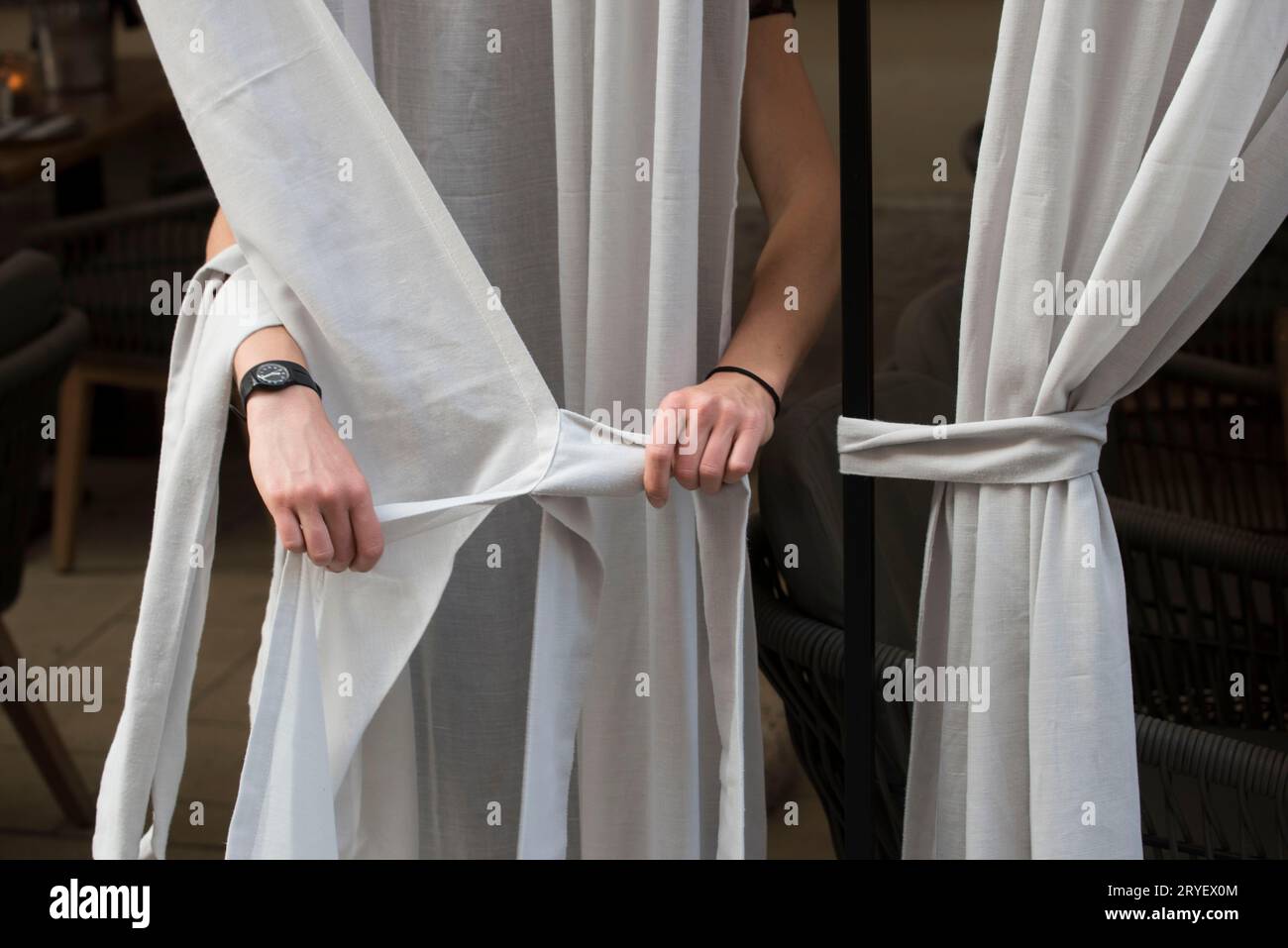 Vorhang vor einem Fenster Stockfoto