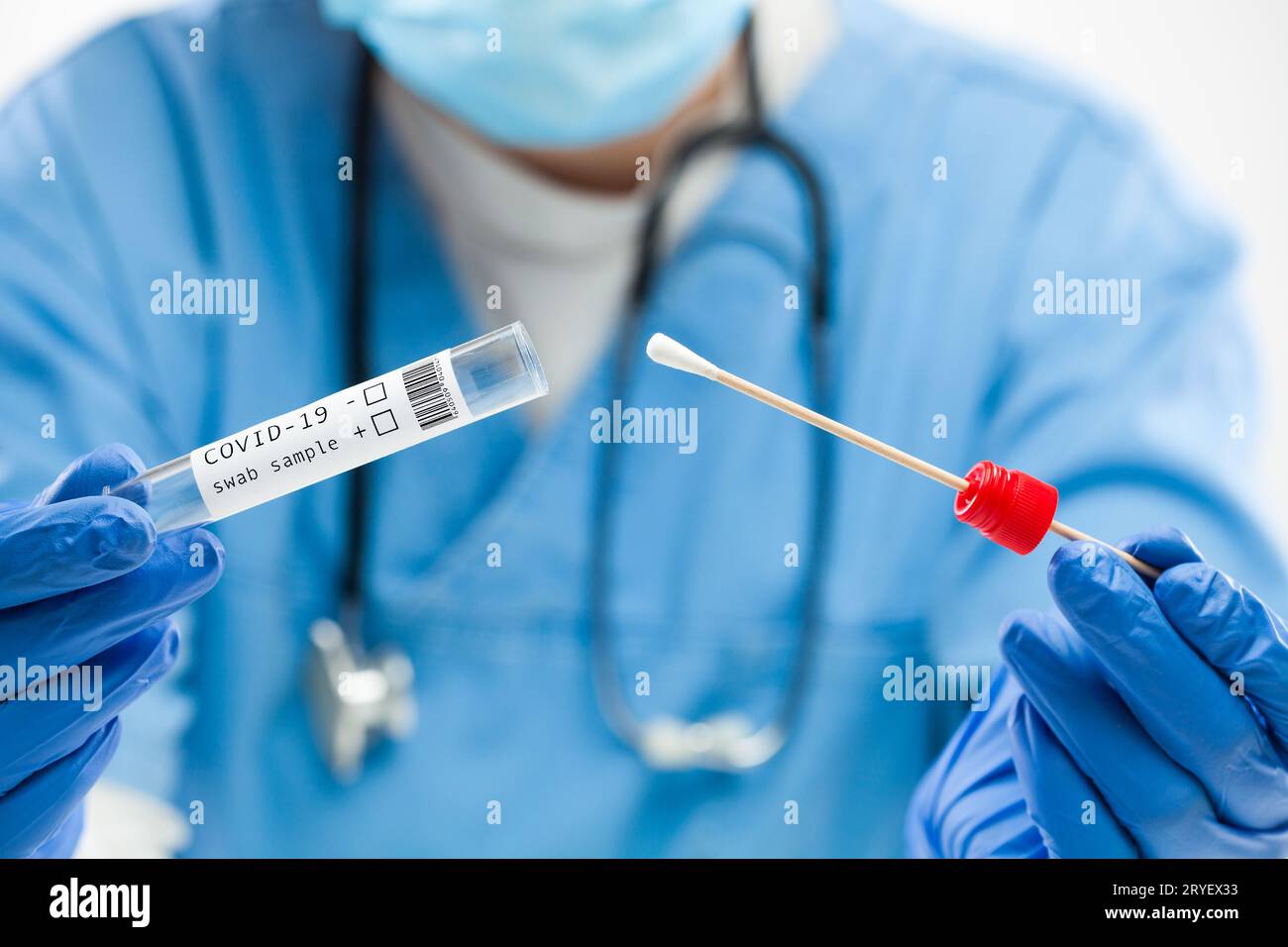 Medizinisches UK-Arbeiter Arzt hält Tupfer Probenentnahme Kit Stockfoto