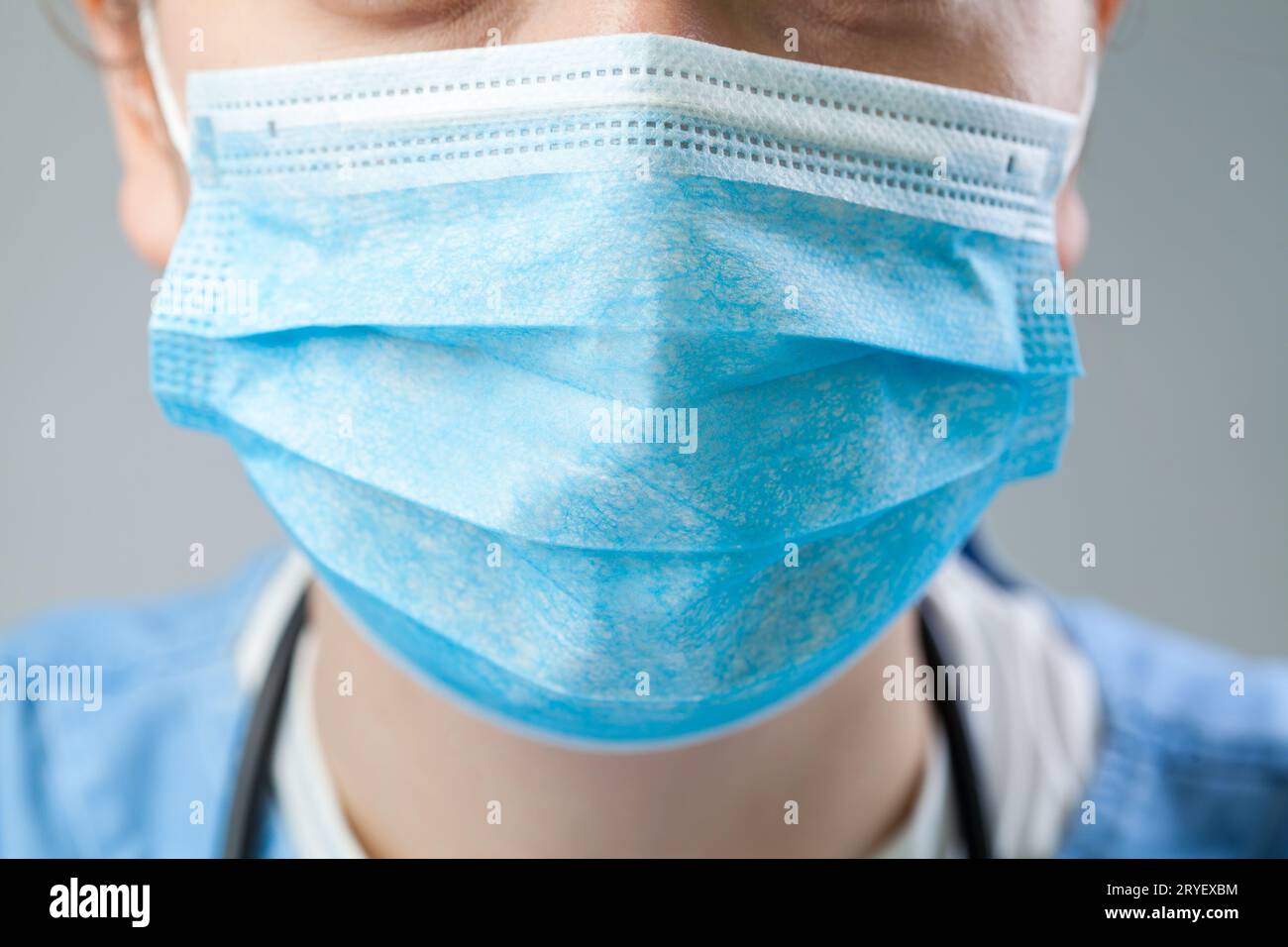 Kaukasischer Arzt oder Krankenschwester mit blauer chirurgischer Schutzmaske Stockfoto