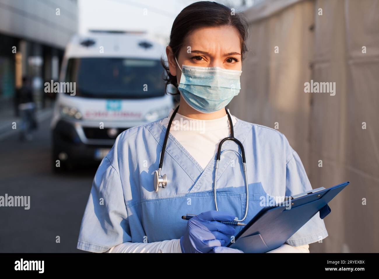 Junge weibliche NHS UK EMS Ärztin vor der medizinischen Intensivstation Stockfoto