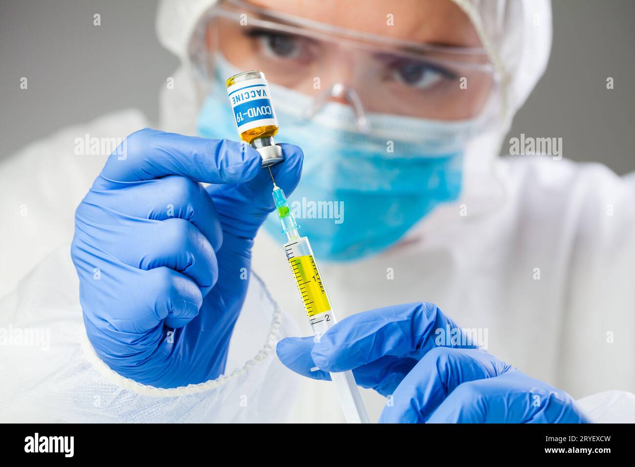 Mediziner mit Probe Coronavirus COVID-19-Impfstoff Stockfoto