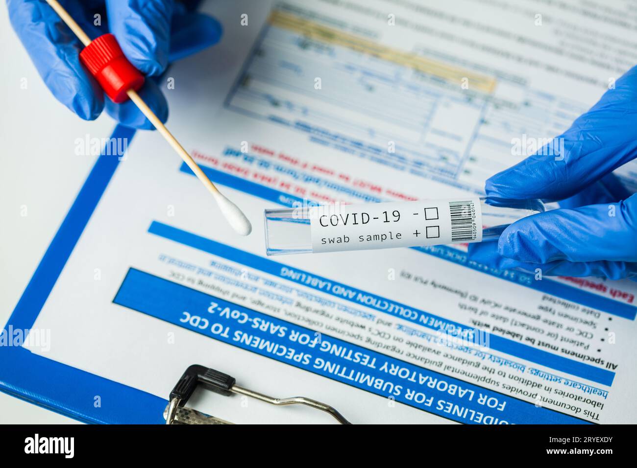 Medizinisches Fachpersonal, das das Probenentnahmeset für Tupfer hält Stockfoto