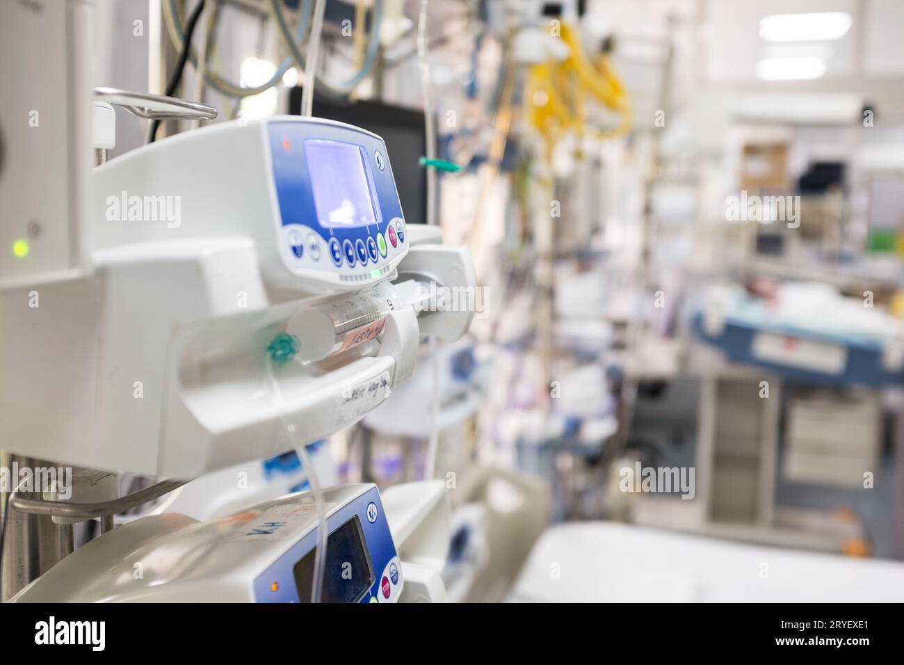 Medizinisches Gerät in UK NHS EMS ITS Krankenhausraum, Infusionspumpe tropft intravenöse Flüssigkeit Stockfoto