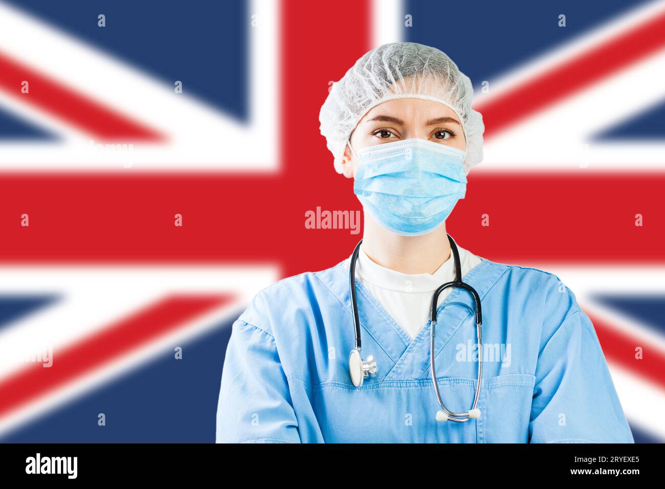 Porträt des UK NHS EMS caucasian Hospital Frontline ITS Hausarzt in PSA persönliche Schutzausrüstung Stockfoto