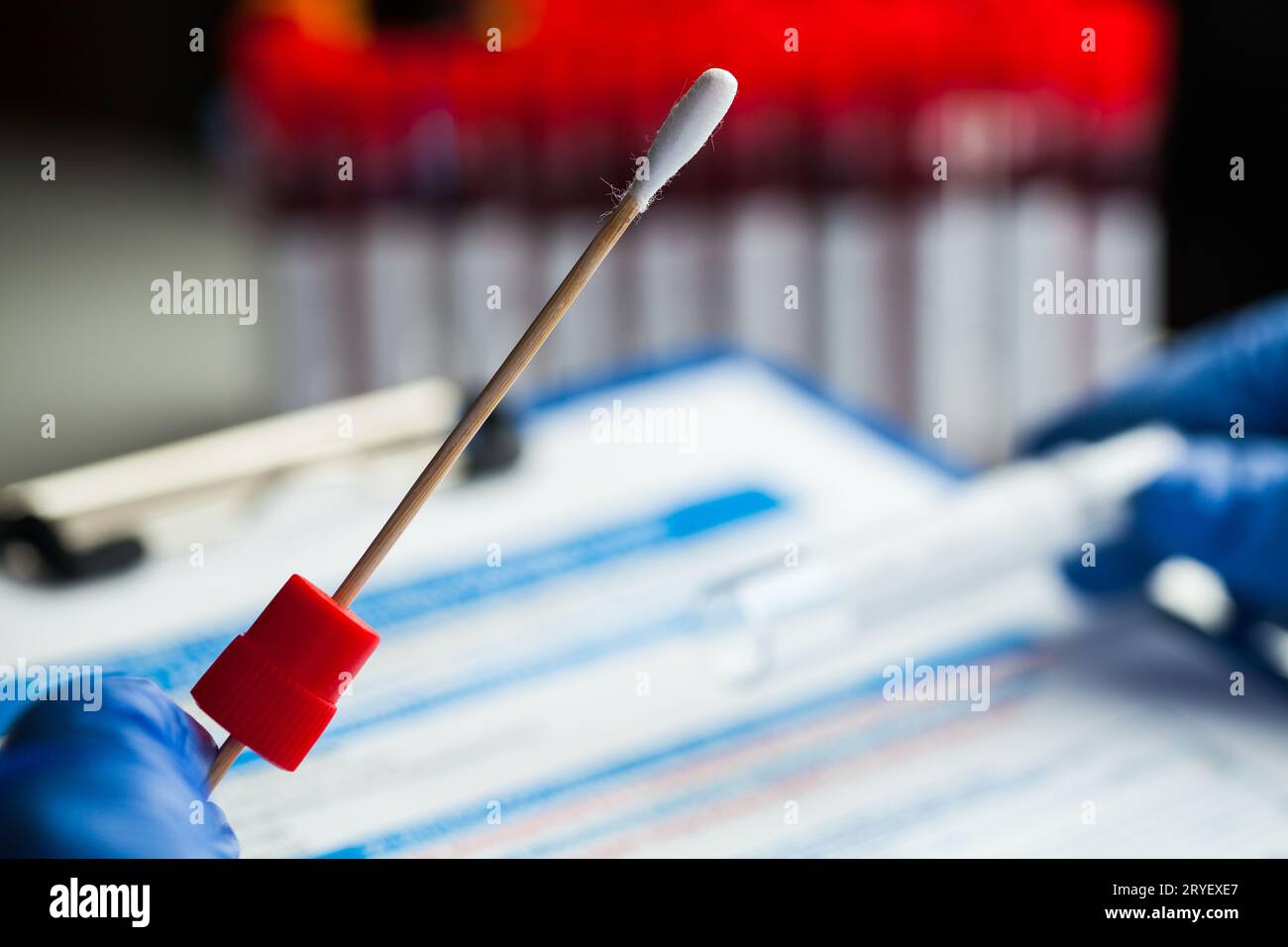 Laborwissenschaftler mit COVID-19-Testkit Stockfoto