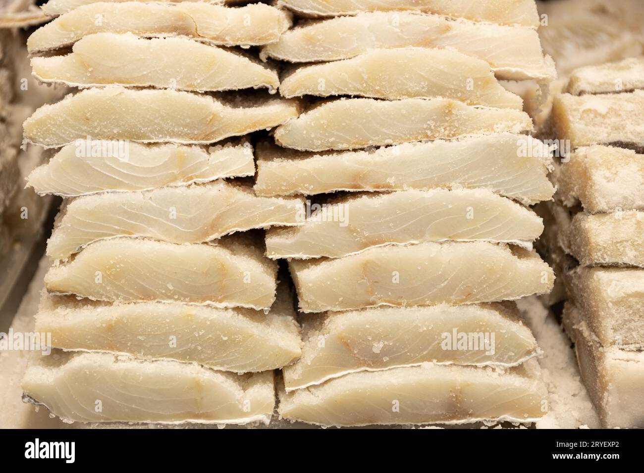Stapel getrockneter gesalzener Kabeljau im Fischgeschäft. Typisch spanisches und portugiesisches Essen Stockfoto