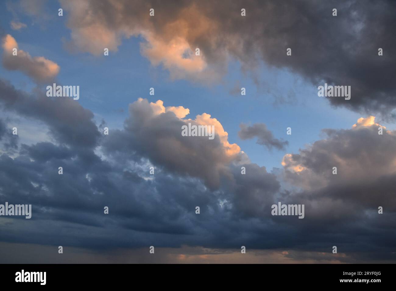 Dramatische hell beleuchtete Wolkenlandschaft am frühen Sonnenuntergang Stockfoto